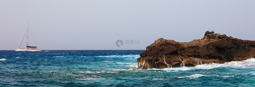 加那利岛特内里费附近帆船和岩石的全景图片