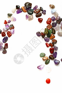 白色背景的宝石价值可贵紫丁香洞穴岩石玻璃橙子静物团体药物矿物宏观背景图片