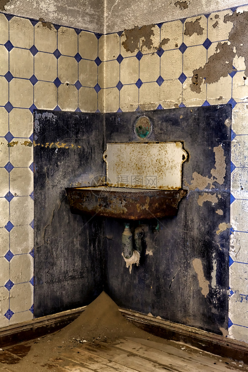 在Kolmanskop鬼城一个废弃房屋中的洗手间图片