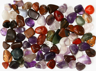白色背景的宝石价值可贵玻璃静物矿业紫色水晶宏观紫晶药物紫丁香橙子背景图片