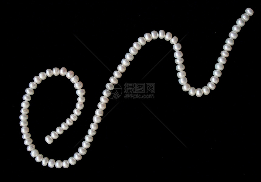 黑丝上的白珍珠礼物魅力细绳丝绸象牙珠宝奢华手镯项链反射图片