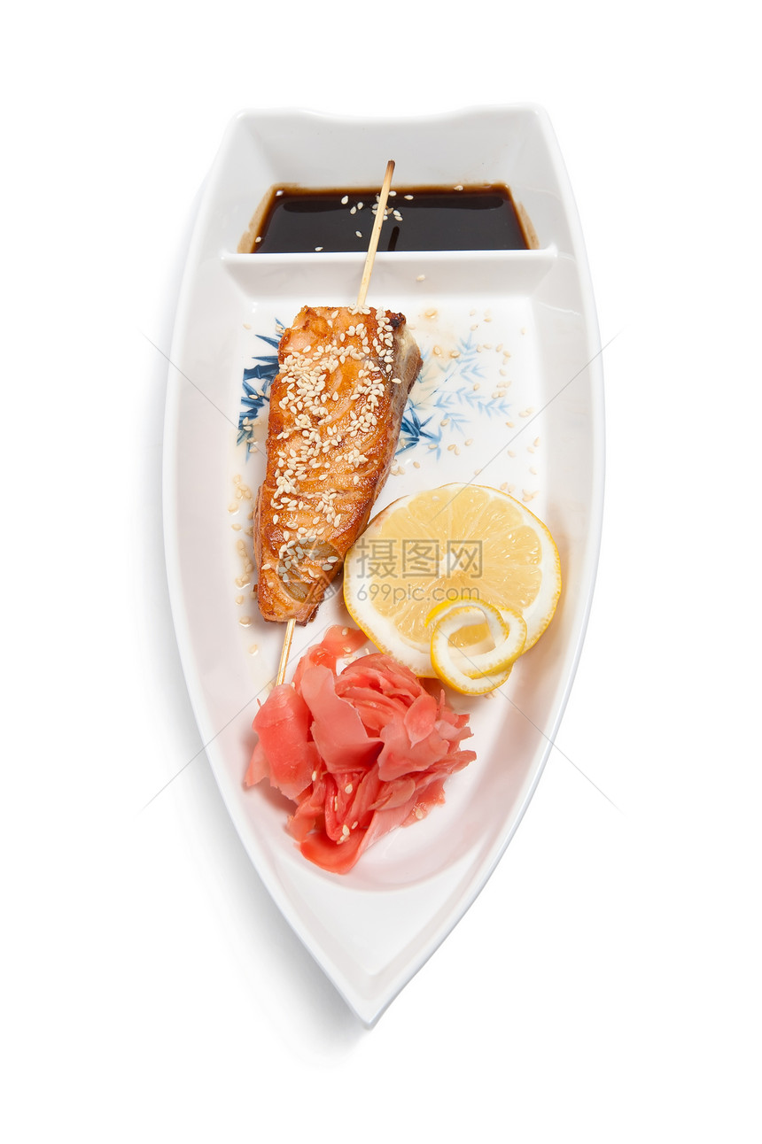 以船的形式在板子上做烤肉串美食洋葱海鲜营养午餐盘子餐厅食物牛扒柠檬图片