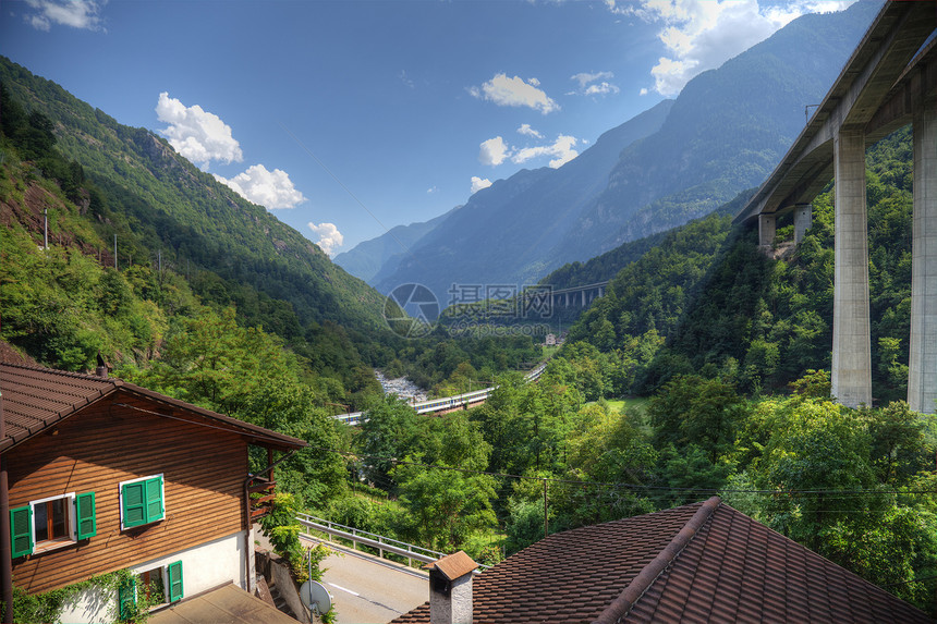 现代高山山谷 瑞士有公路和铁路 以及图片