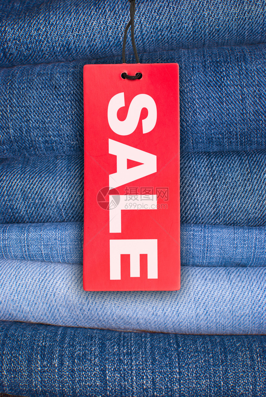 配有销售标签的Jeans购物中心细绳衣服购物绳索店铺裤子牛仔裤徽章价钱图片