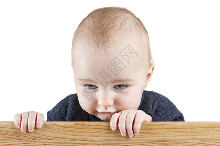 持有木板的幼儿儿童木材单身人士婴儿展示手指孩子木头背景图片