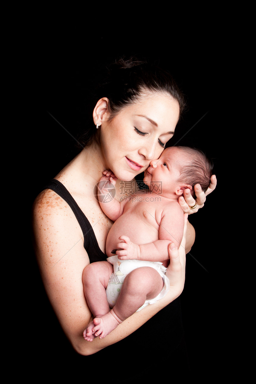 母亲和婴儿新生白色女儿家庭儿子投标黑色情感压痛男性图片