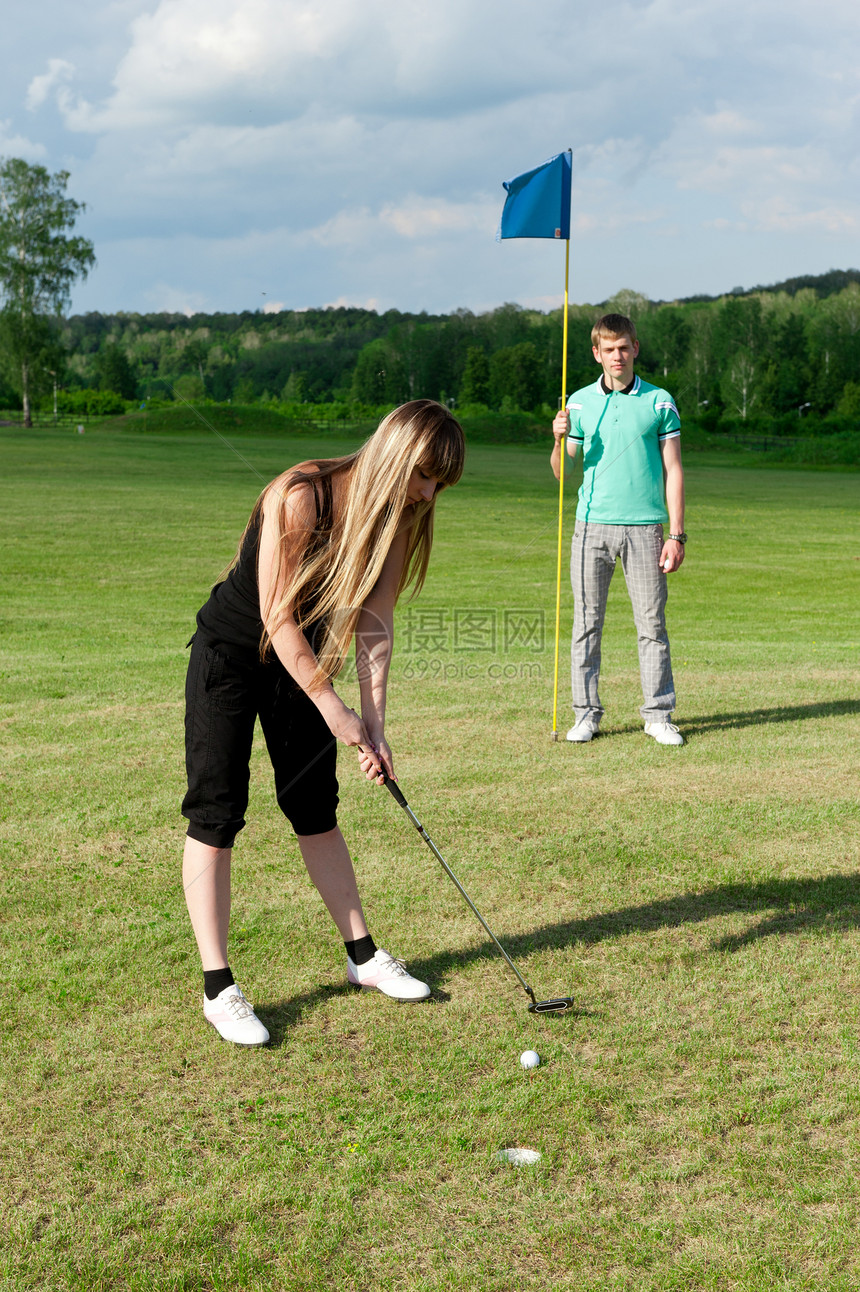 妇女高尔夫球员绿色打洞高尔夫球假期女性爱好推杆玩家俱乐部友谊夫妻微笑女士图片