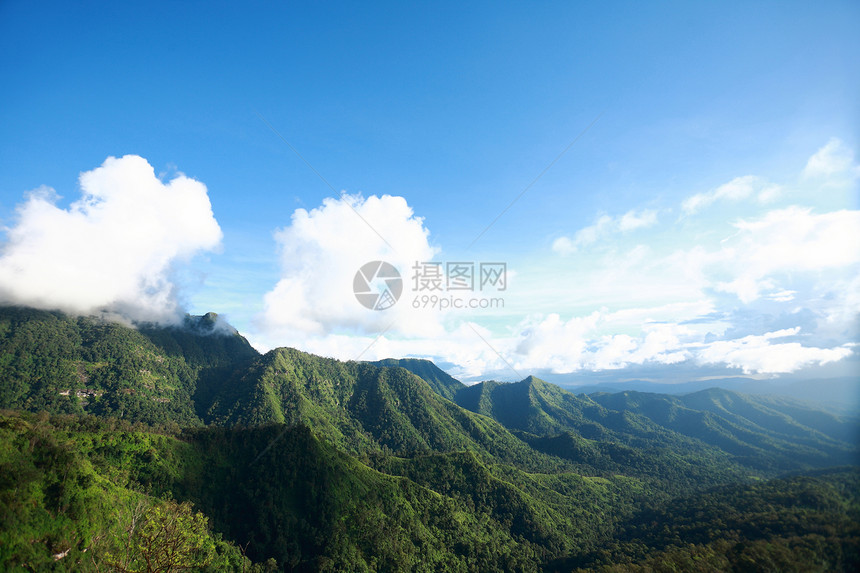 绿林和高山绿色国家农村木头爬坡季节天空天堂热带旅行图片