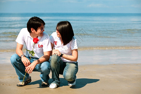 浪漫情侣 在沙滩上看到对方的双眼喜悦高清图片素材