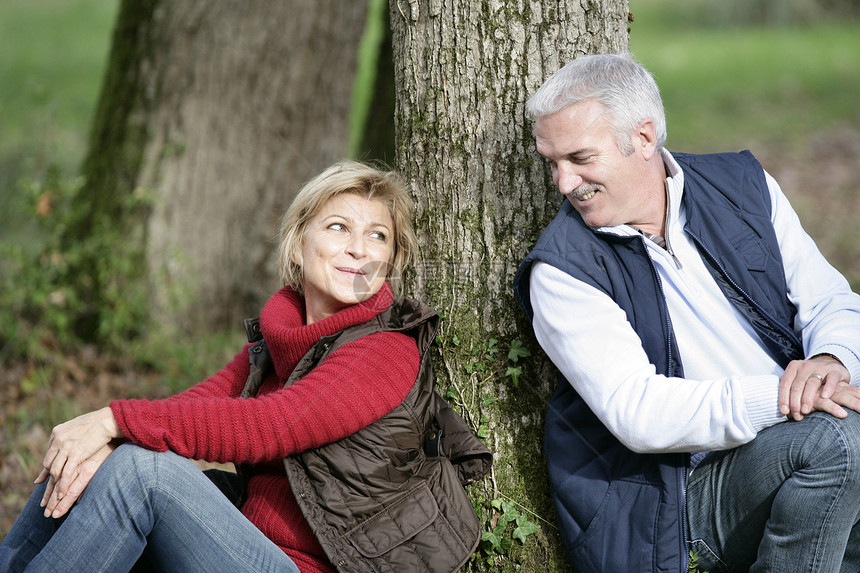中年夫妇一棵树坐在一棵树上图片