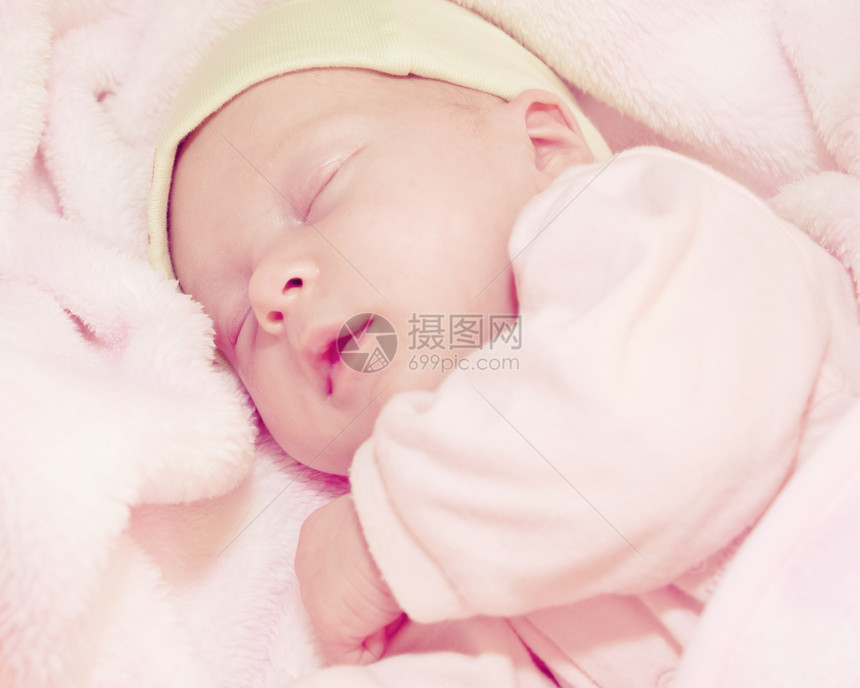 睡觉的婴儿孩子毯子柔软度女孩水平休息帽子情感时间说谎图片