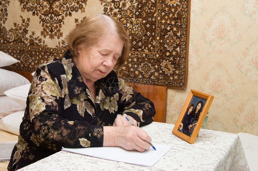 年长妇女和信件祖母桌子写作女性灰色头发图片