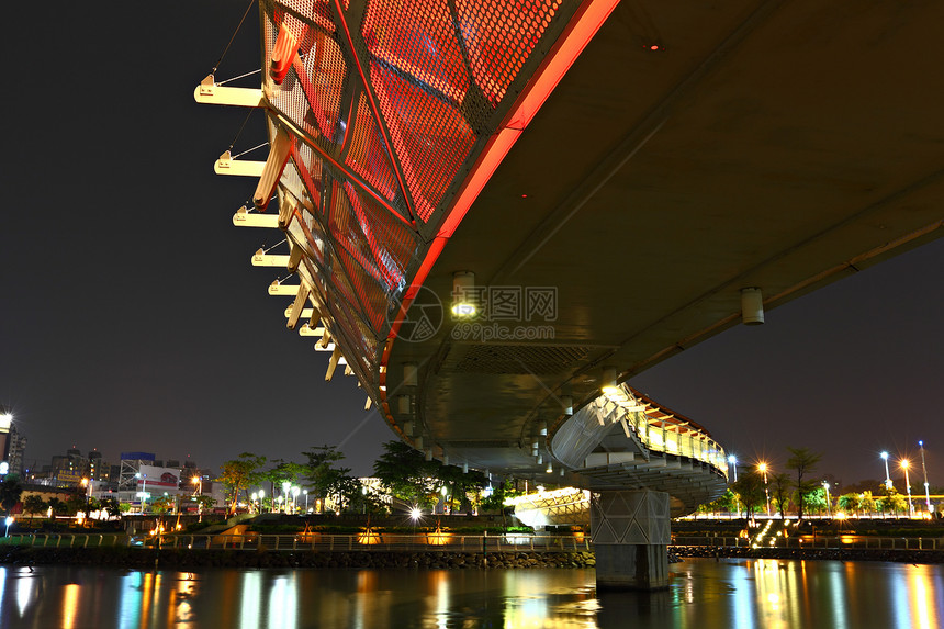 台湾夜里桥建造反射建筑曲线旅行穿越地标戏剧性商业景观图片