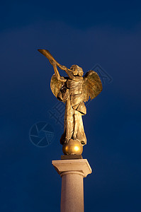 鲑鱼天使小号立陶宛维尔纽斯Uzupio天使雕像黄铜乐器翅膀房子喇叭首都天空音乐创造力金子背景