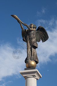 鲑鱼天使小号立陶宛维尔纽斯Uzupio天使雕像乐器艺术黄铜首都蓝色喇叭天空翅膀雕塑金子背景