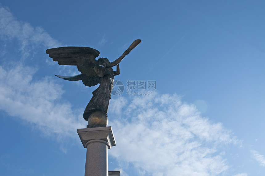 立陶宛维尔纽斯Uzupio天使雕像蓝色艺术雕塑金子黄铜天空乐器喇叭音乐房子图片