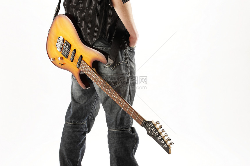 白背景孤立的吉他手摇滚明星摇滚乐男士年轻人流行音乐家音乐音乐家风格电吉他图片