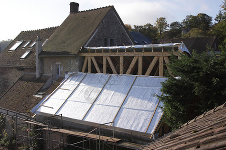 屋顶木架的建筑图案改造螺柱建造装修住宅木头项目木材木板天空材料高清图片素材