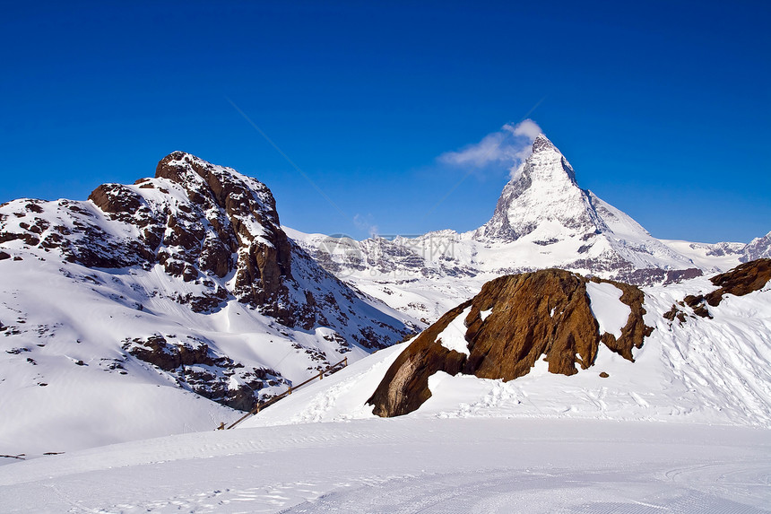 阿尔卑山峰瑞士岩石全景天空草地蓝色假期旅行远足地标黄色图片