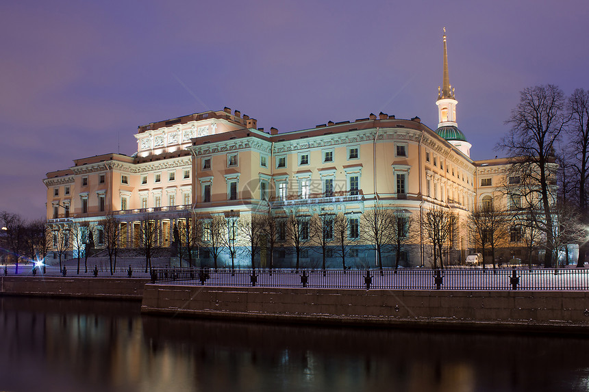 圣迈克尔城堡在夜深 俄罗斯城市天空风格正方形艺术历史游客建筑旅行柱子图片