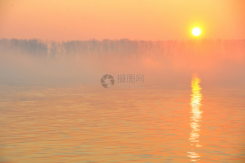 多瑙河上日出日光天际橙子反射地平线风景海浪日落天空太阳图片