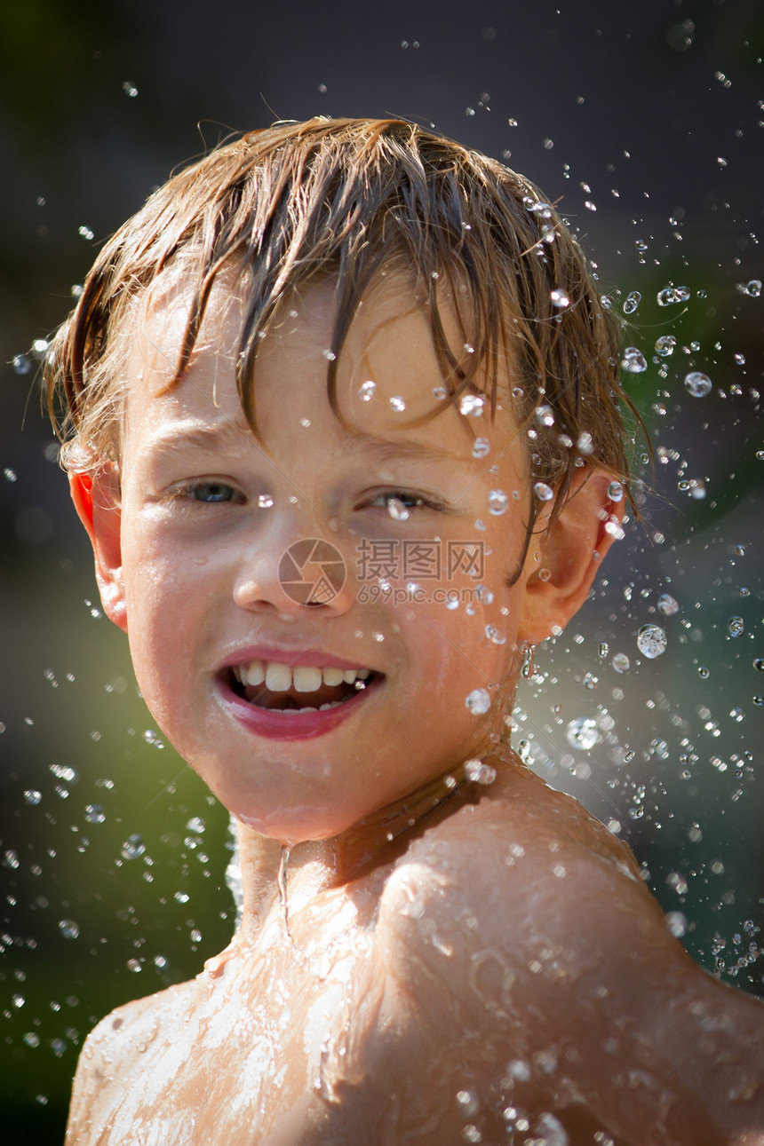 儿童在水中游戏喜悦运动乐趣风镜活动游泳衣蓝绿色蓝色童年气泡图片