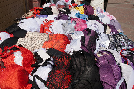 供室外跳蚤市场销售的彩色胸罩背景图片