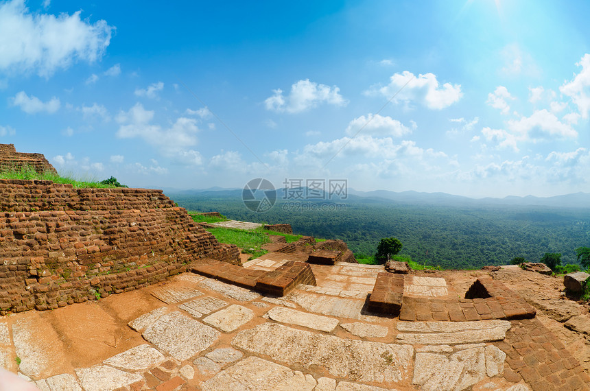 从斯里兰卡Sigiriya山锡兰查看城堡悬崖石头旅行寺庙天空蓝色国家僧伽历史图片