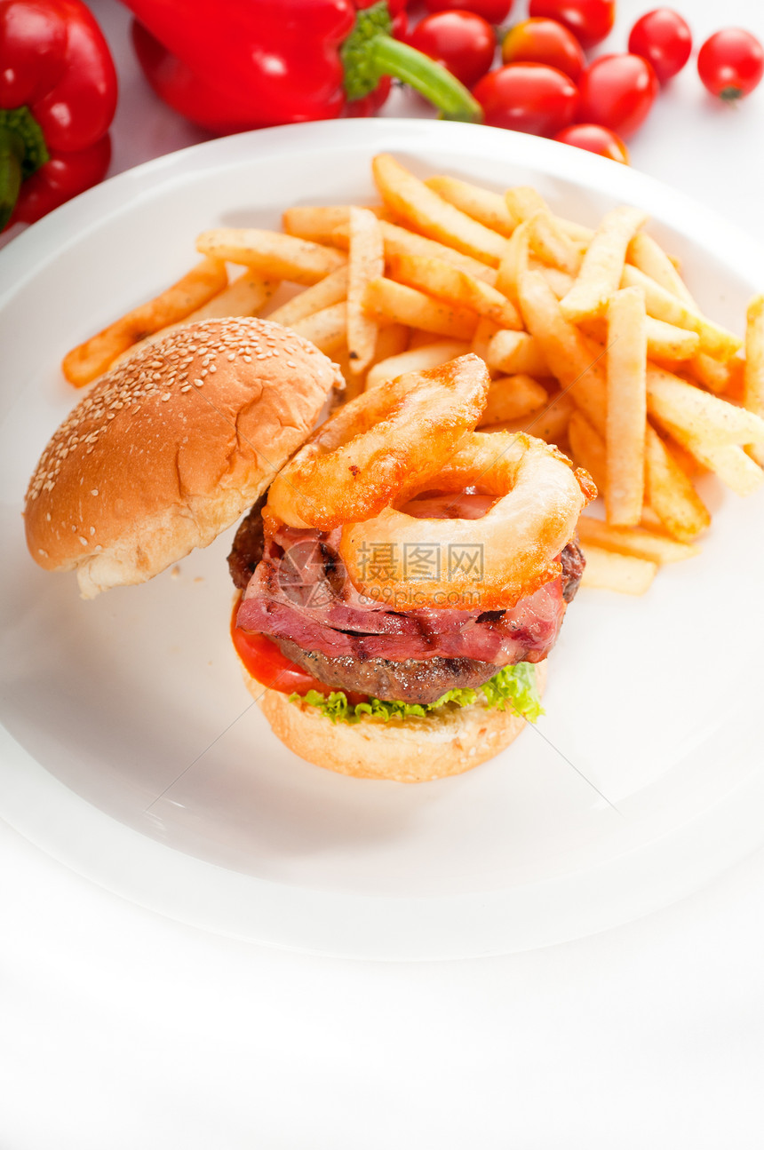 经典汉堡三明治和薯条蔬菜包子牛肉食物垃圾洋葱面包种子熏肉午餐图片