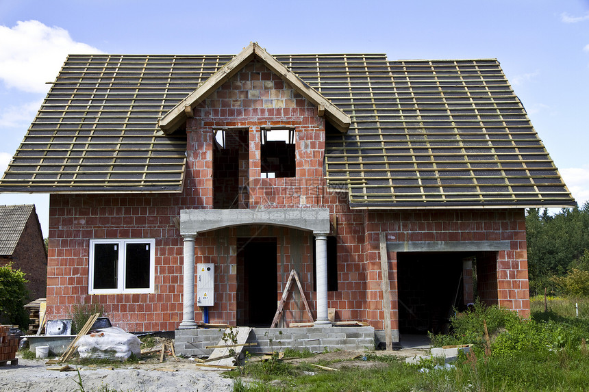 正在建造的新住房篷布构造工业家庭乡村房子装修工程天空场景图片