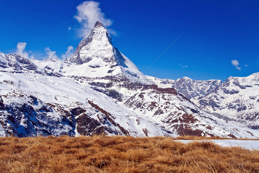 阿尔卑斯山游客巧克力假期爬坡高山地标吸引力草地三角蓝色图片
