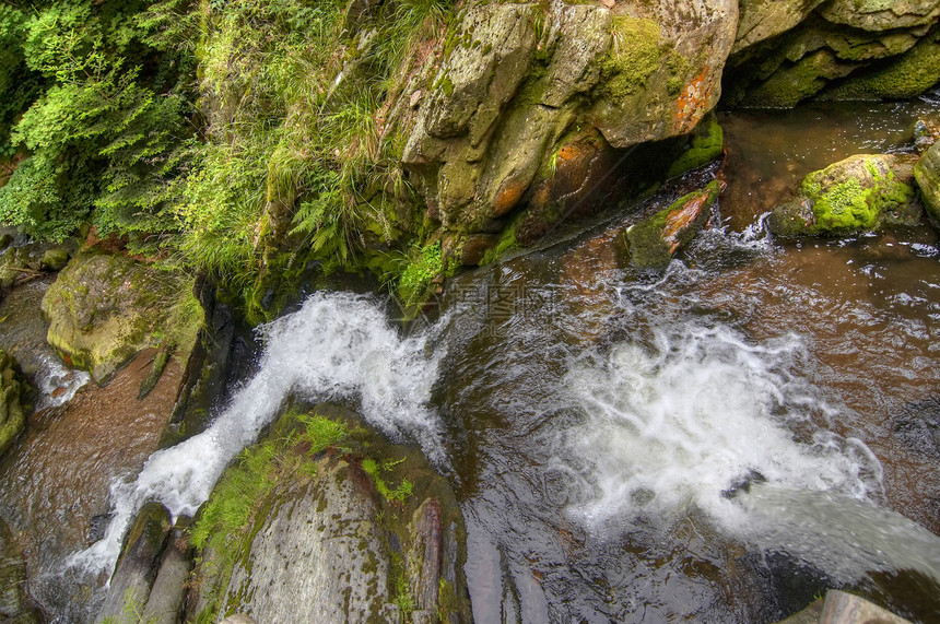 滴水的水分溪流风景公园浮躁瀑布水流流动图片