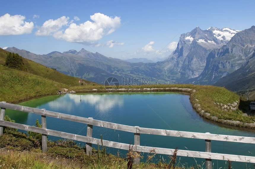 瑞士阿尔卑斯山湖图片