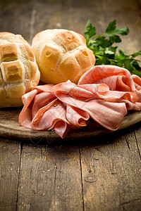 弗朗西斯·培根Mortadella和面包在购物板上猪肉粉色香菜饮食熏肉美食面包小吃香肠火腿背景