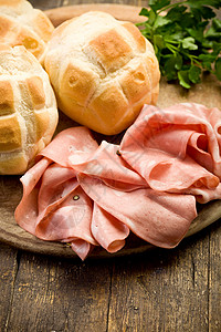 弗朗西斯·培根Mortadella和面包在购物板上香菜面包猪肉美食粉色小吃熏肉饮食香肠火腿背景