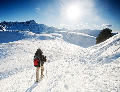 山区登山滑雪晴天男人登山者风景运动爬坡日光山脉蓝色冻结高清图片素材