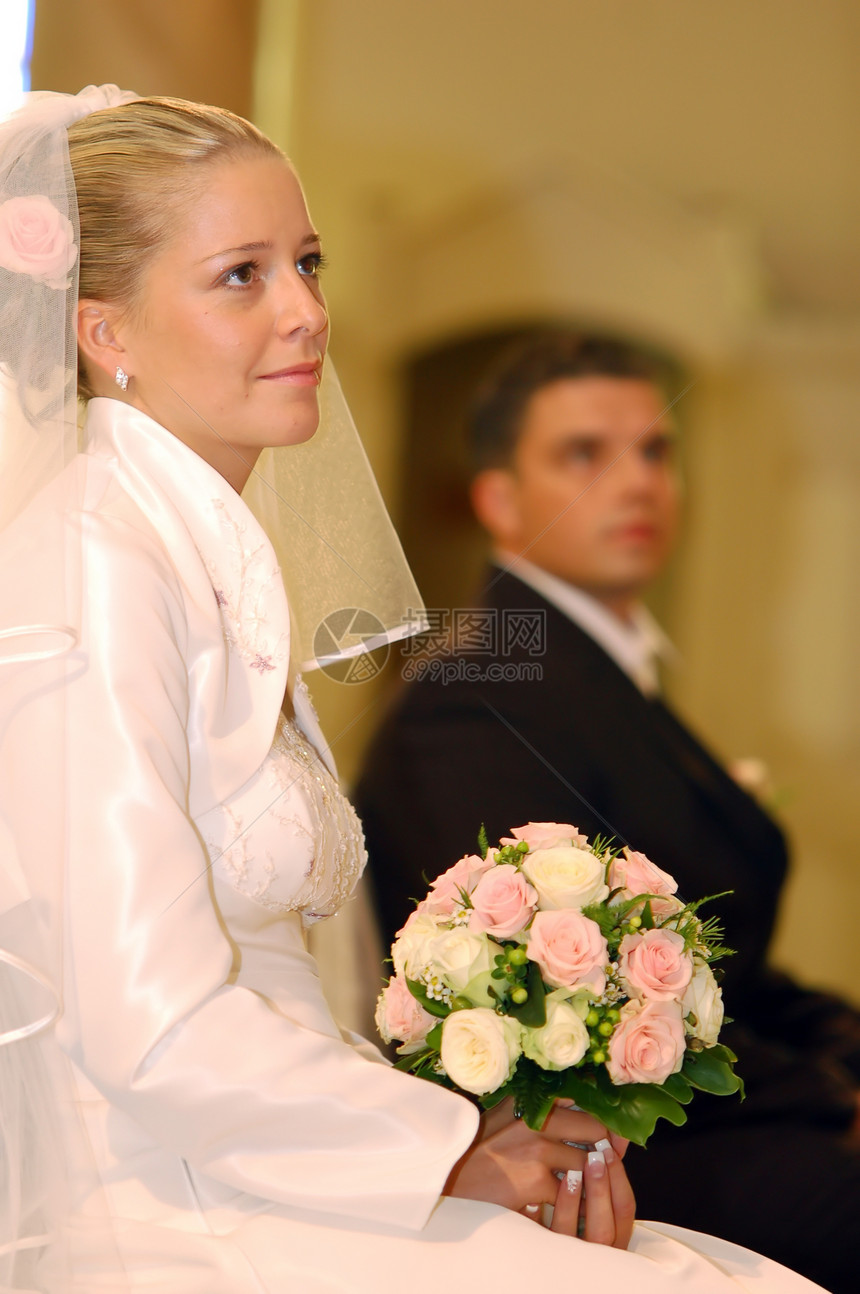 结婚的夫妇微笑中年人女士新娘花束夫妻婚礼婚姻婚纱裙子图片