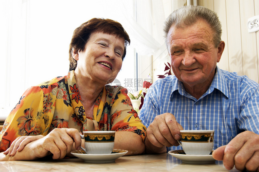 快乐笑笑的老年夫妇祖父男人婚姻感情丈夫家庭咖啡夫妻微笑头发图片