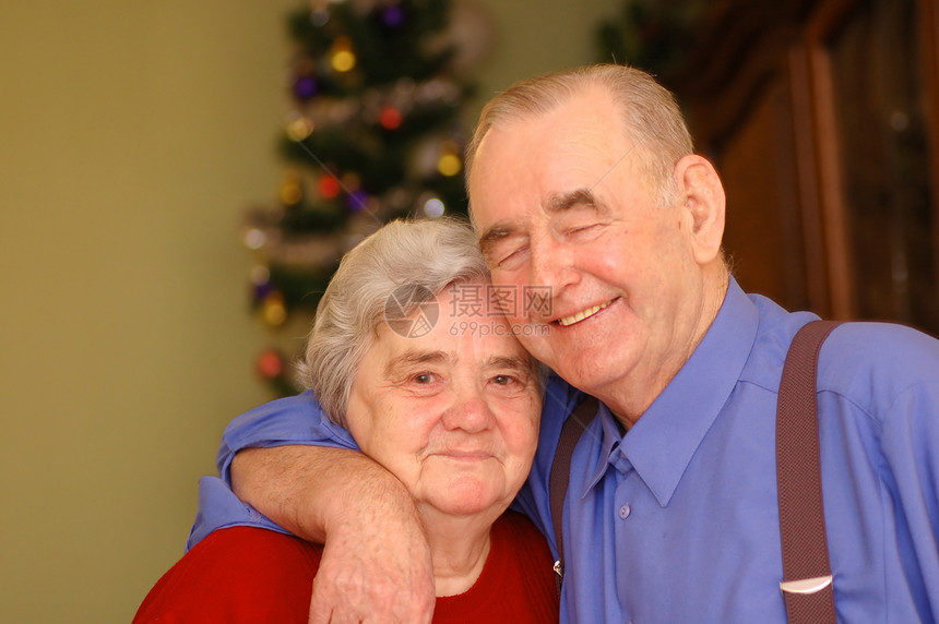 老年幸福夫妇退休家庭祖父奶奶夫妻男性婚姻拥抱丈夫压痛图片