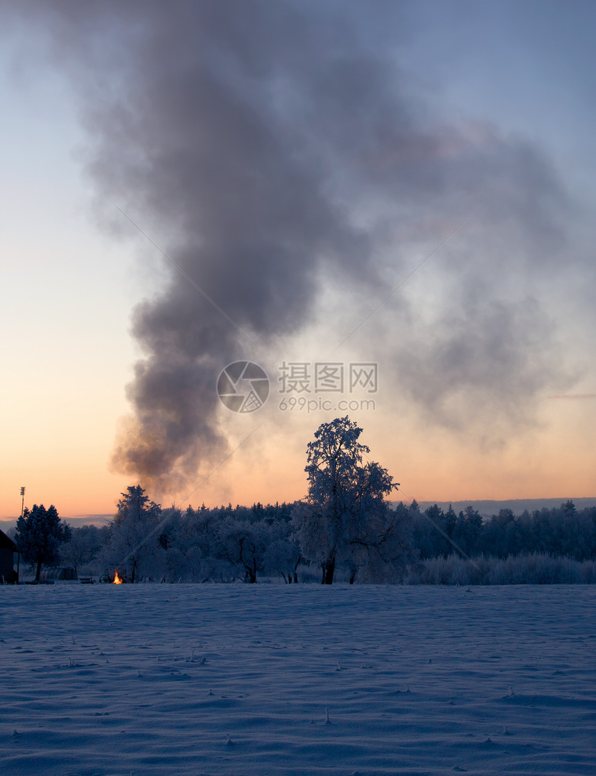 俄罗斯冬季寒冷天空雪花国家风景冻结森林场景寒意木头图片