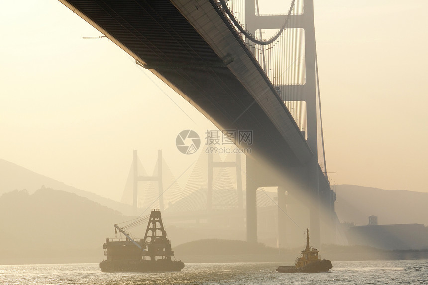 在夕阳的桥下速度运输汽车城市射线海洋车辆天空场景地标图片