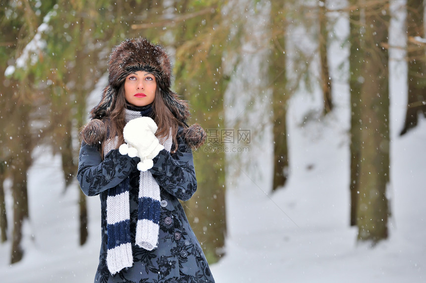 冬天的年轻美丽女青年围巾喜悦森林快乐蓝色销售女士运动微笑享受图片
