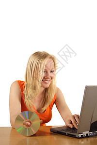 安装软件学徒女孩编程金发女郎职场贮存电脑桌子小鸡少年背景图片