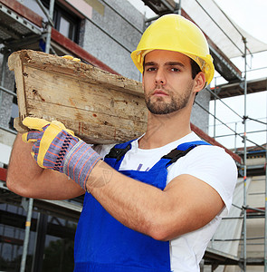 手工工人监工工地男性瓦工建筑工人体力劳动者青年白色头盔木板领班高清图片素材