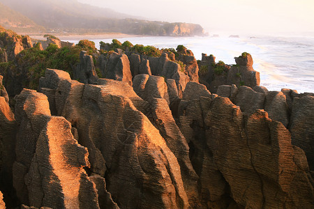 西海岸纽西兰海滩的 煎饼大峡谷岩高清图片
