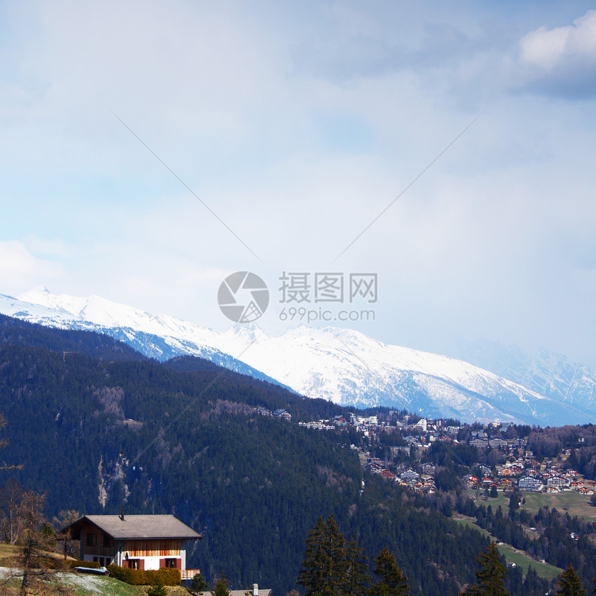 山中的白远足蓝色太阳天空冻结小屋风景假期建筑空气图片