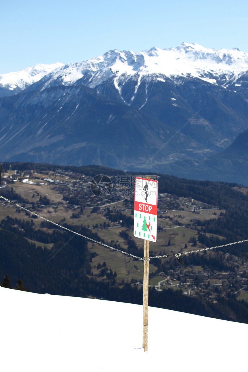 山上有高山高度运动滑雪顶峰阳光暴风雪风景季节小路旅行图片
