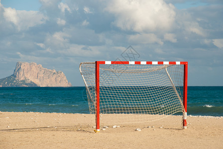 海滩足球足球目标海洋海岸线晴天运动沥青水平阳光海岸邮政闲暇背景图片