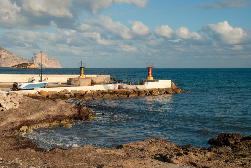 小型小港口水平岩石码头支撑海岸入口灯塔休闲图片