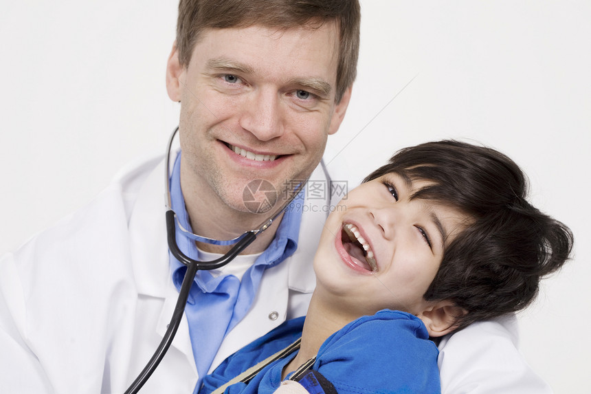 男性医生 在大腿上抱有残疾幼儿病人的男医生医院需求考试男生儿科男人乐趣蓝色孩子脑瘫图片